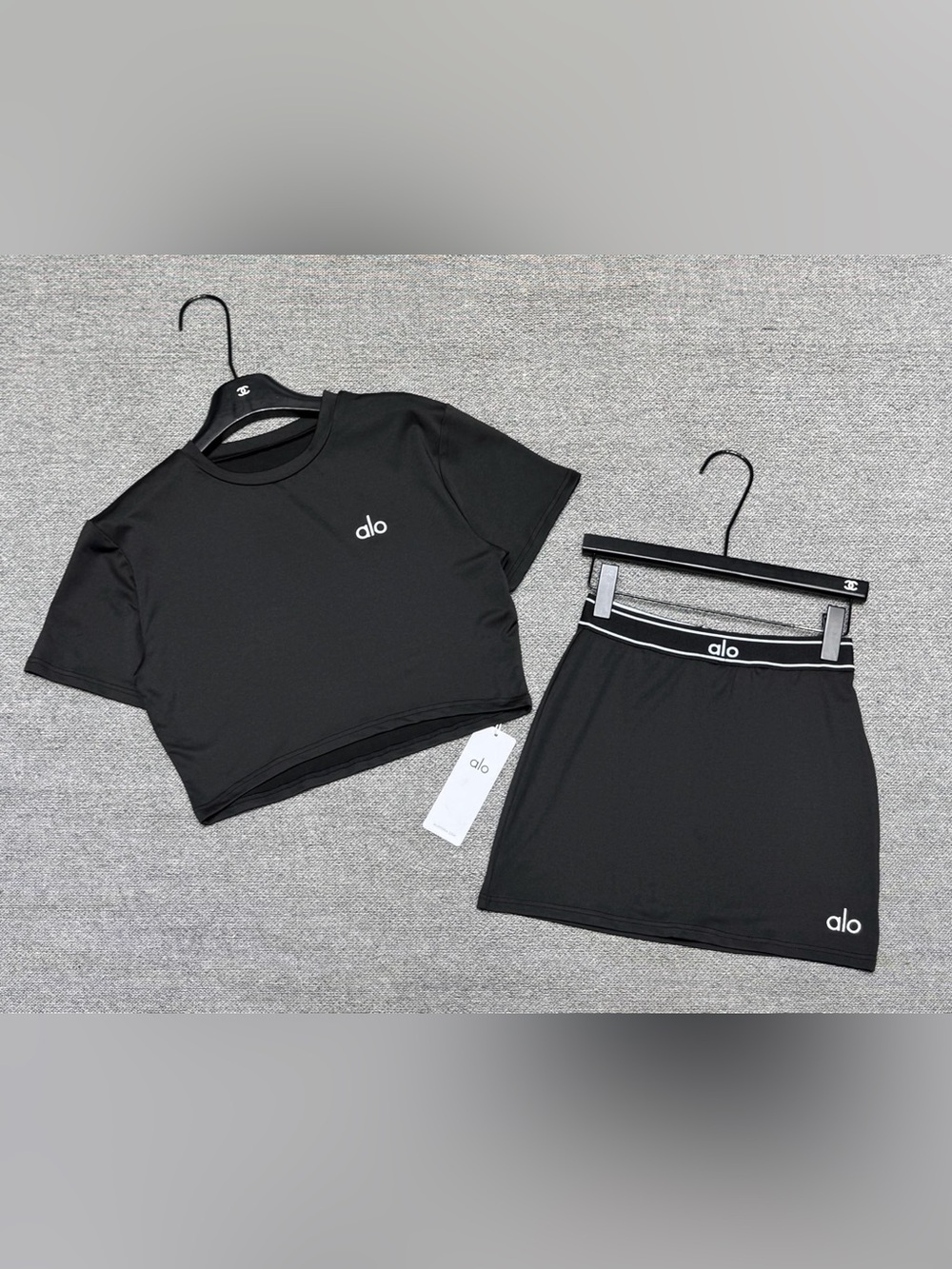 ALO Yoga Black Cropped Tank Top - Picture 1 of 8